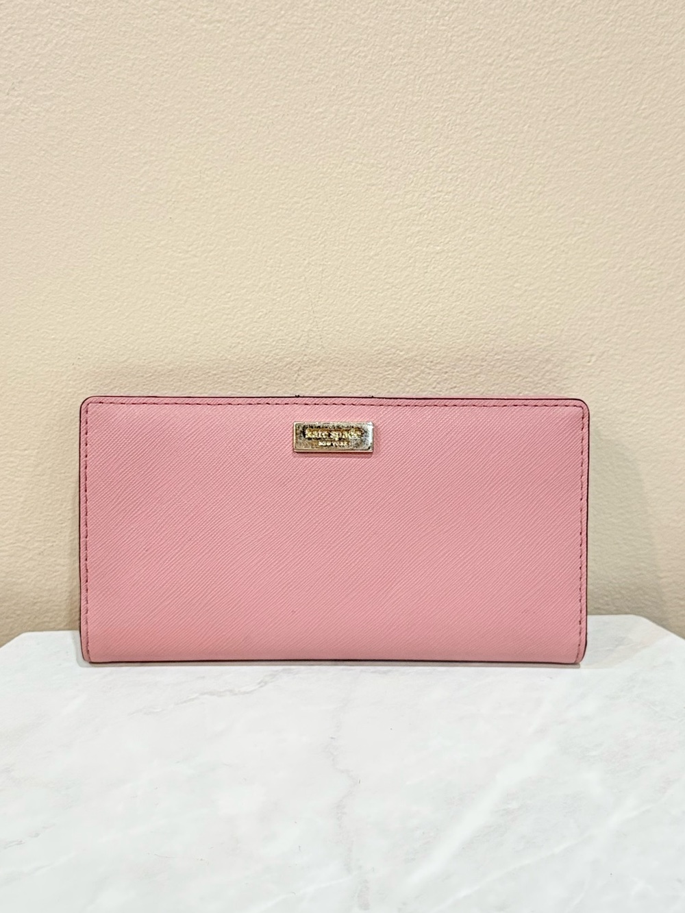 🔥kate spade pink saffiano continental wallet with gold logo plate EC🔥